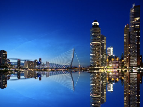 Exciting scene from Rotterdam Without Power — Escape It with kids solving puzzles